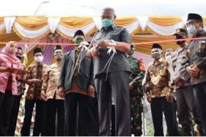 Bupati Kuningan saat meresmikan kantor baru Kecamatan Cilebak.